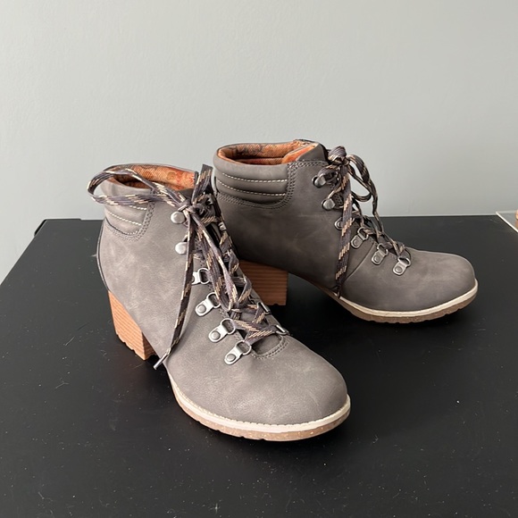 NWT BOC booties stacked heel grey suede lace up women’s size 7 brand new - Picture 2 of 4